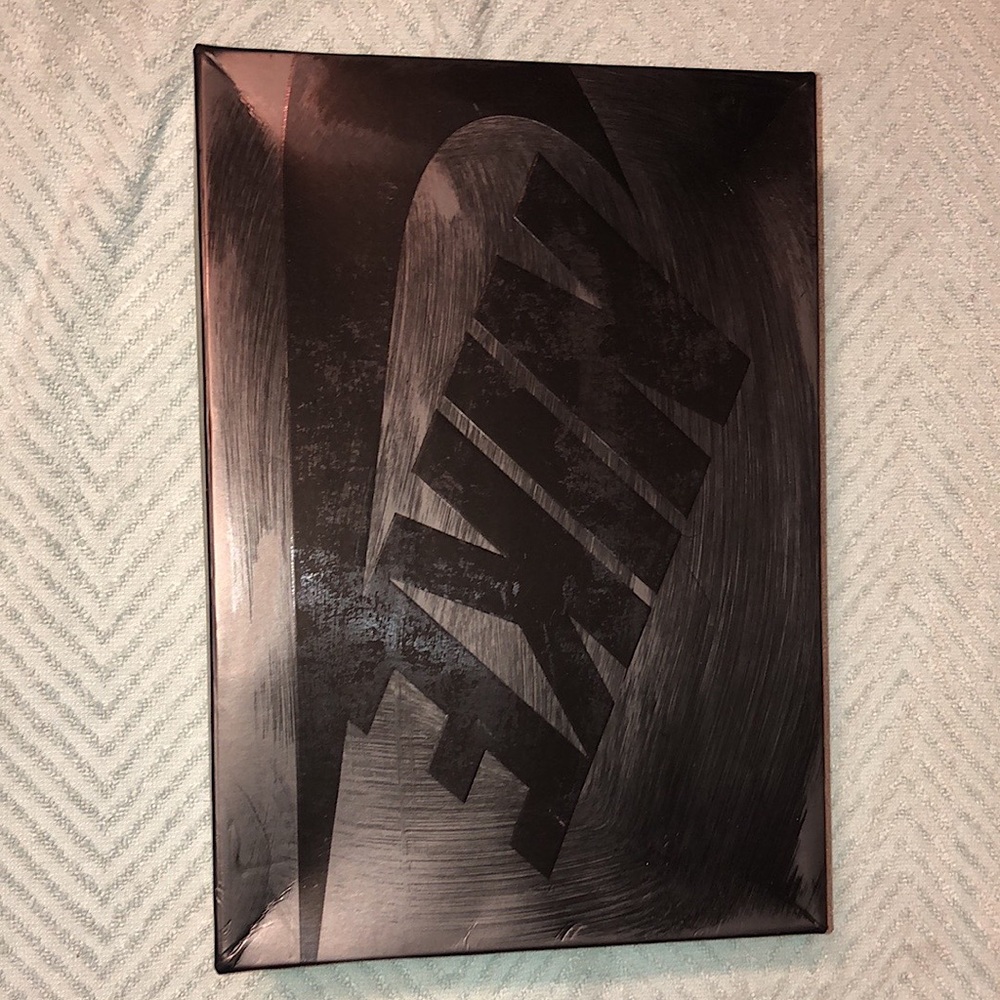 Nike foamposites !!! Size 7 in boys (youth)/ 9 in women. Black white & blue 🤍.